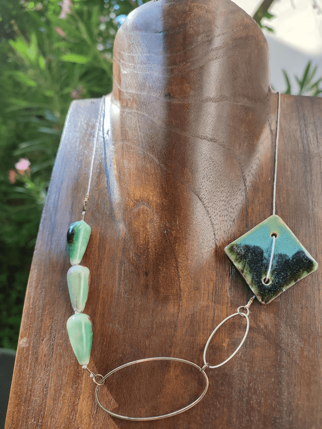 Céramique "artisanale" grès émaillé turquoise & vert, collier long monté sur fil de lin réglable - pièce unique -