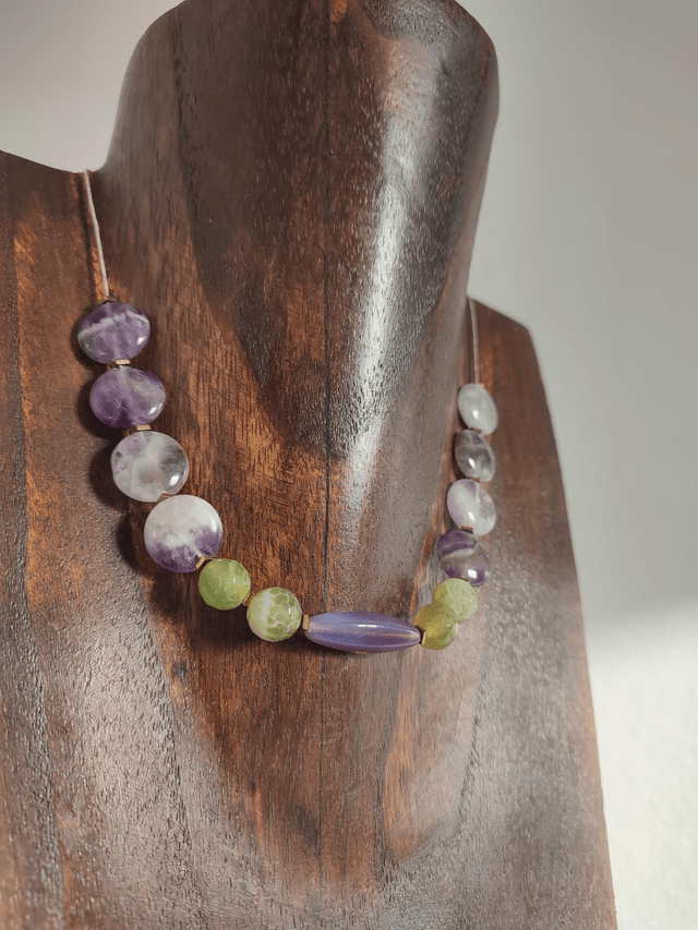 Z-Collier améthyste et Jade véritable (pierres naturelles)et perles oblongue violine en verre monté sur fil de lin réglable, pièce unique 