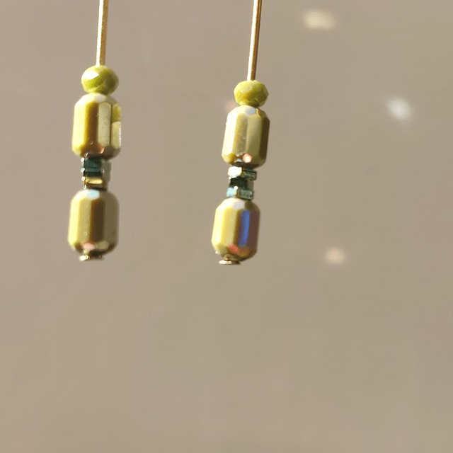 Dormeuses kaki aux reflets dorés longues en acier inoxydable doré -sans nickel, pièce unique 