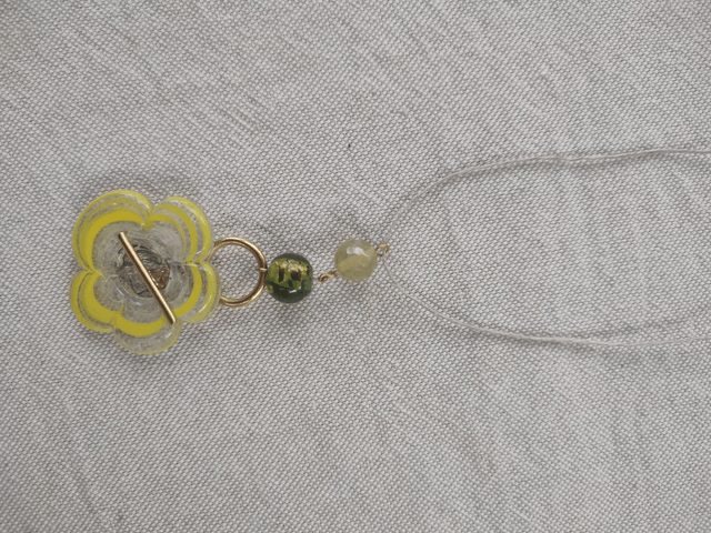 Collier jaune fleur en verre de Murano,perle en jade & verre, monté sur fil de lin réglable avec chaîne d'extension en acier inoxydable doré, pièce unique 