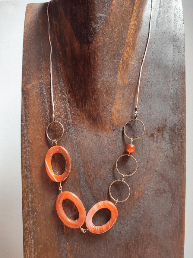 Collier en agate orange aux jolis reflets ( pierres naturelles) monté sur fil de lin réglable avec chaîne d'extension, pièce unique 