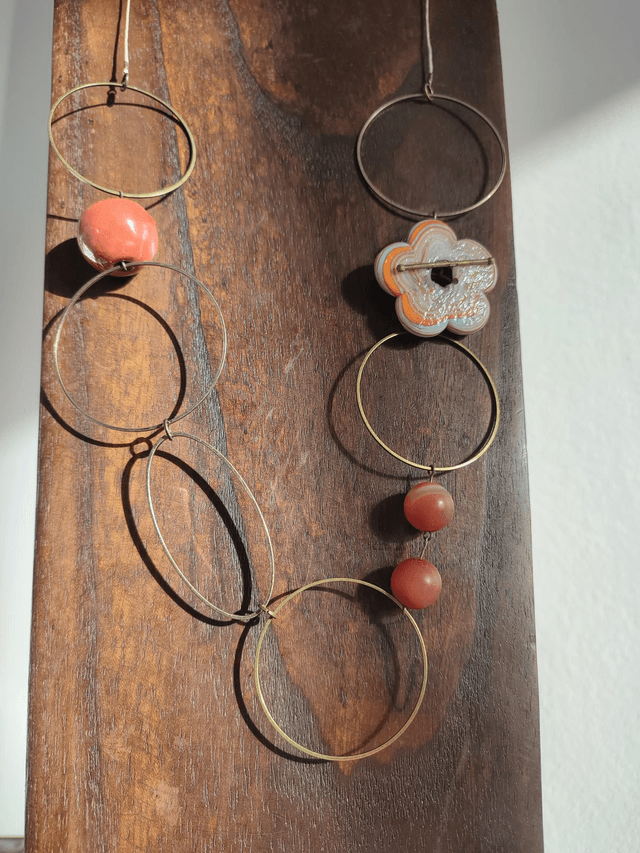 Sautoir fleur en verre de Murano, perles en agate et céramique orange, anneaux bronze réglable, pièce unique 