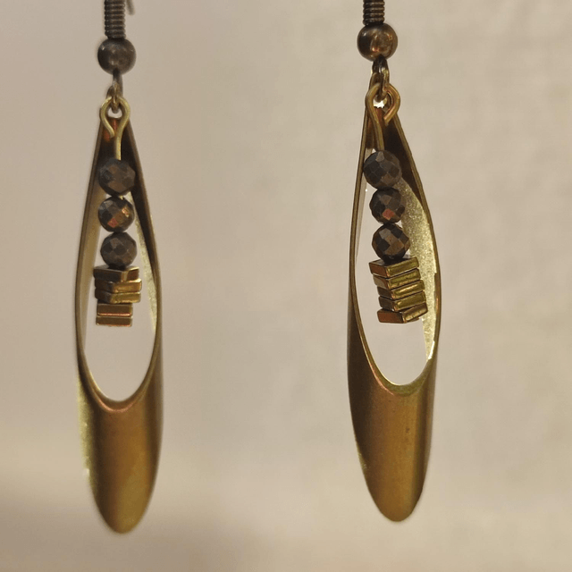 Boucles d'oreilles bronze et hématite :pierres naturelles , sans nickel, pièce unique 