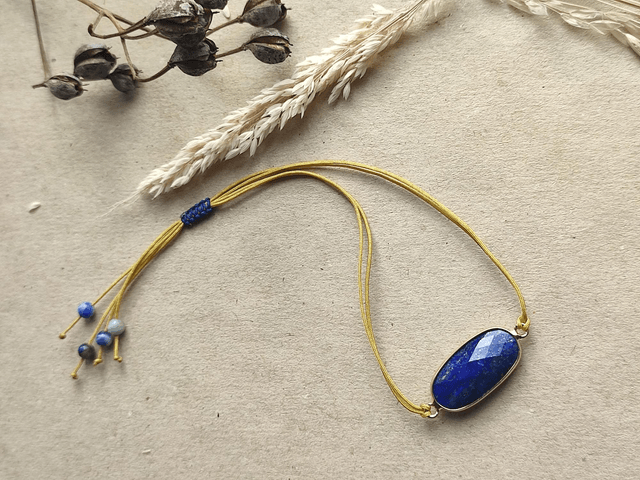 Z-Bracelet en lapis lazuli ( pierre naturelle) sur fil de jade doré et réglable 