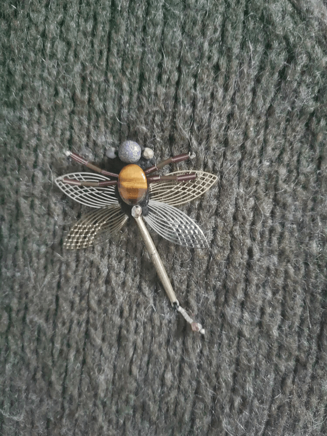 Broche libellule tissée à la main, en pierres naturelles, œil de tigre et bronze ,ailes dorées& argentées , pièce unique 