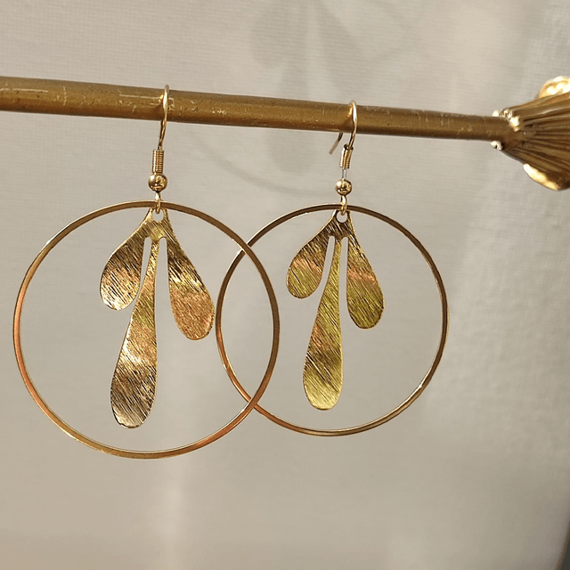 Boucles d'oreilles cercles & feuilles en acier inoxydable doré -sans nickel, pièce unique 