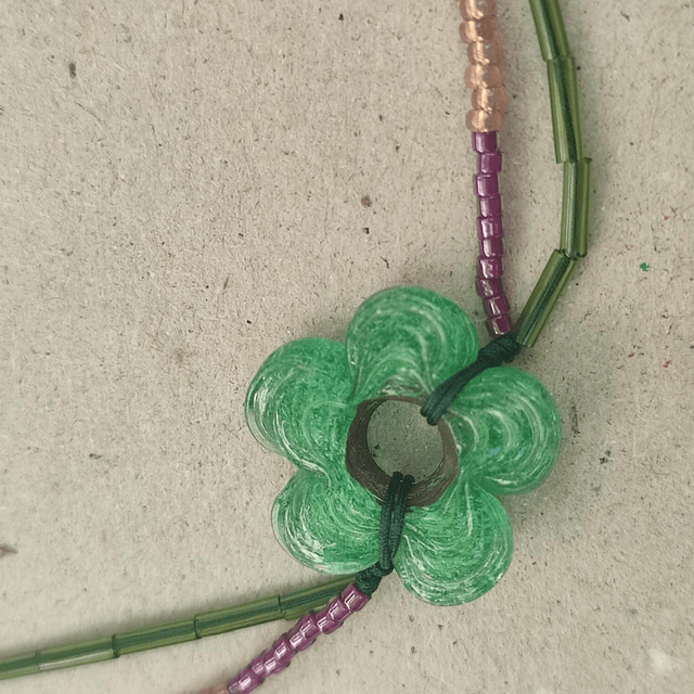 Bracelet fleur en verre de Murano et perles en verre rose,vert, résistant et réglable 