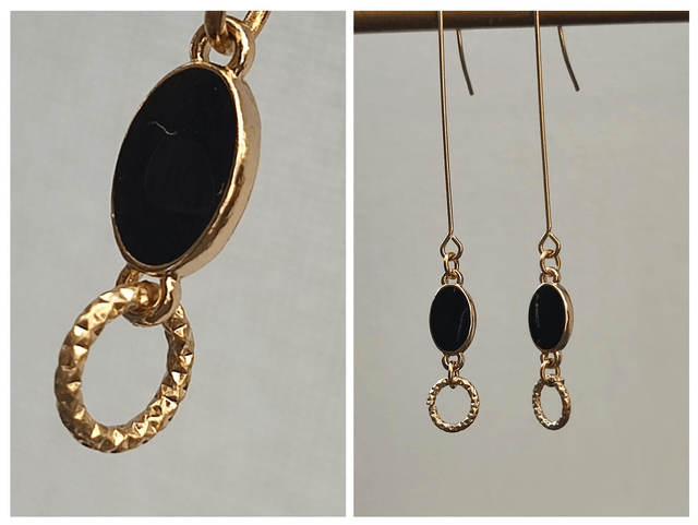 Boucles d'oreilles email noir & cercles ciselés sur tiges en acier inoxydable doré -sans nickel, pièce unique 