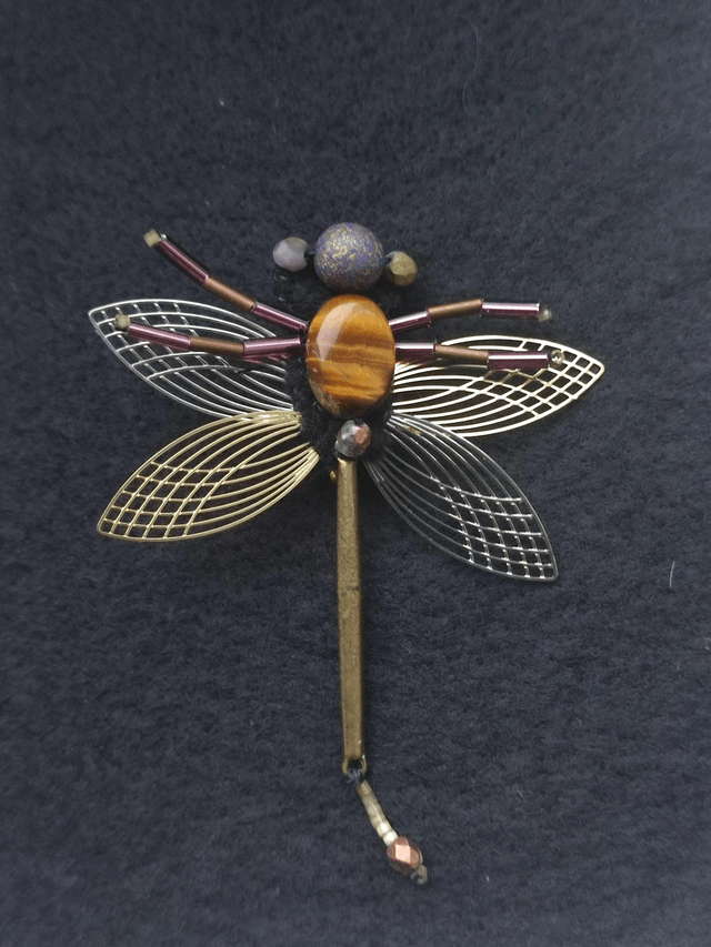 Broche libellule tissée à la main, en pierres naturelles, œil de tigre et bronze ,ailes dorées& argentées , pièce unique 