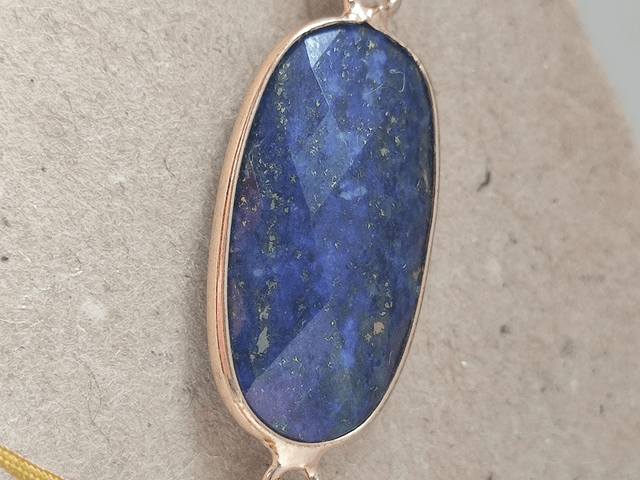 Z-Bracelet en lapis lazuli ( pierre naturelle) sur fil de jade doré et réglable 