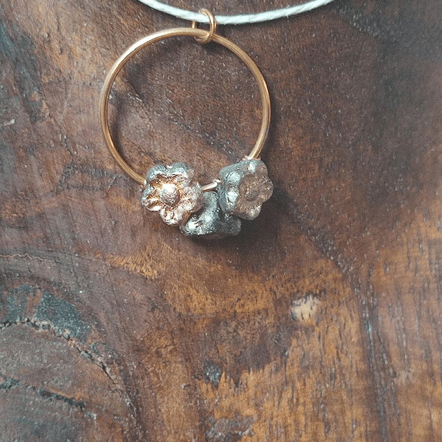 Collier fleurs en verre mordorées , monté sur fil de lin avec chaîne d'extension en acier inoxydable doré 