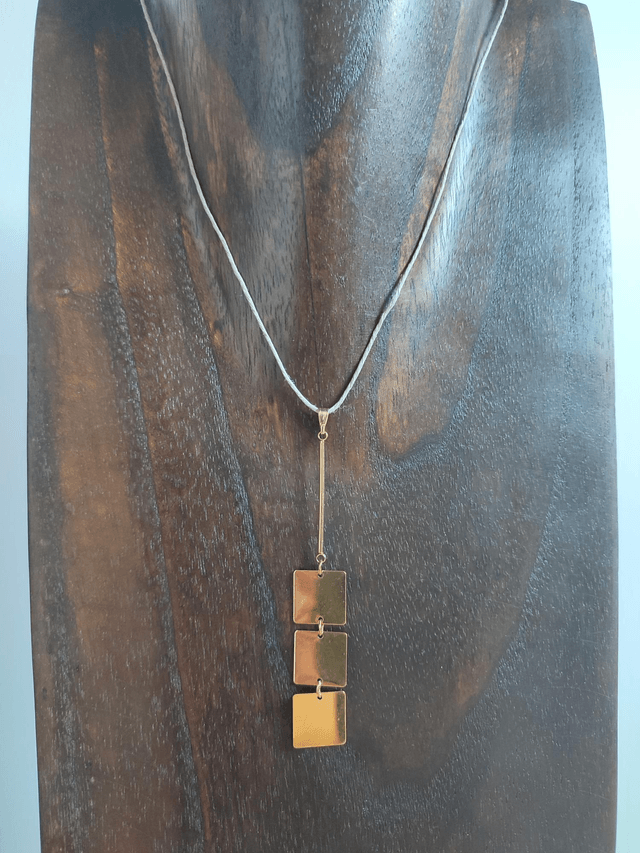 Z- Collier 3 carrés et tige dorés monté sur fil de lin avec chaîne d'extension en pièce unique 