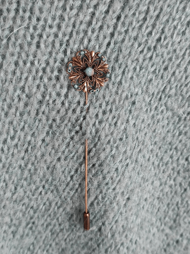 Z-Fibule en apatite ( pierres naturelles) et perles en verre bleu, bronze, pièce unique 