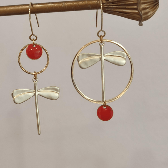 Boucles asymétriques email orange et libellule, acier inoxydable doré -sans nickel, pièce unique 