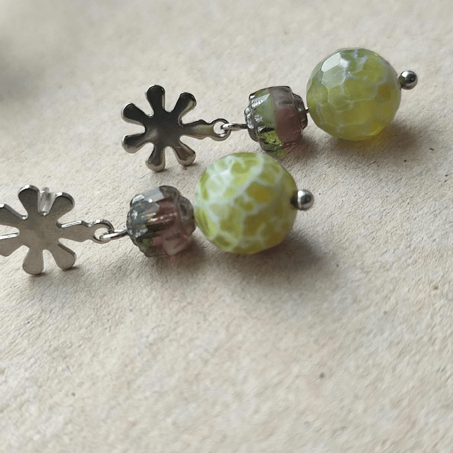 Boucles d'oreilles jade et verre,clou fleur en acier inoxydable argenté, pièce unique, sans nickel 
