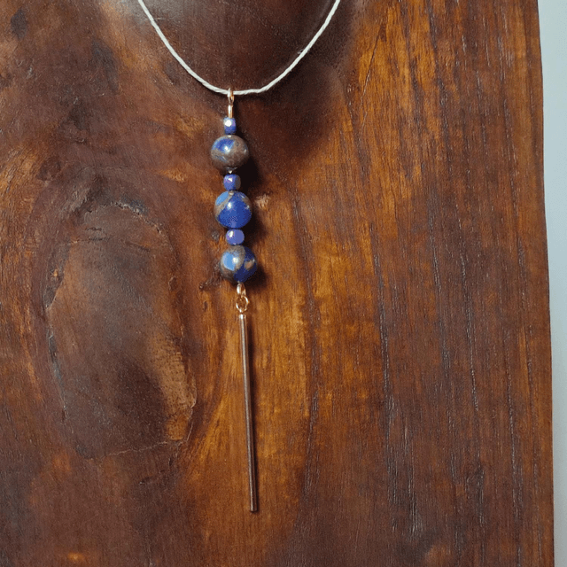 Collier en lapis lazuli (pierre naturelle) reflets de brun et bleu & hématite monté sur fil de lin avec chaîne d'extension dorée 