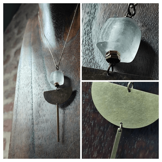 Collier carré en verre transparent et bronze monté sur fil de lin avec chaîne d'extension 