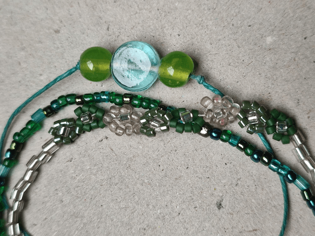 Bracelet verre bleu, argent, vert "fleurs" en perles miyuki, réglable avec chaîne d'extension en acier inoxydable argenté, pièce unique 