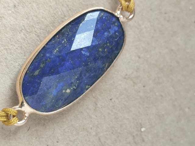 Z-Bracelet en lapis lazuli ( pierre naturelle) sur fil de jade doré et réglable 