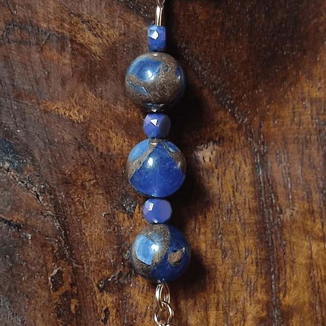 Collier en lapis lazuli (pierre naturelle) reflets de brun et bleu & hématite monté sur fil de lin avec chaîne d'extension dorée 