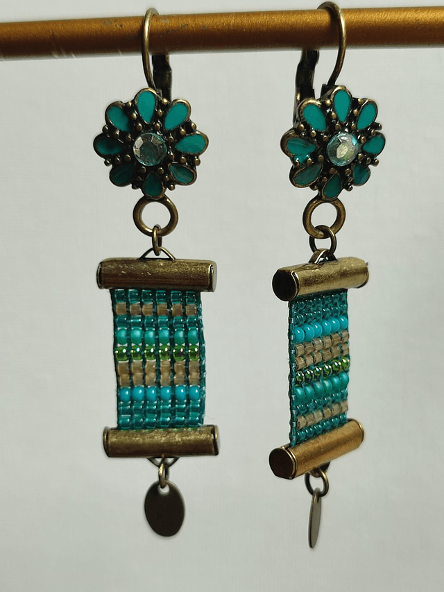 Dormeuses fleurs, bronze et turquoise tissé main sur fil de lin, acier inoxydable, sans nickel, pièce unique 