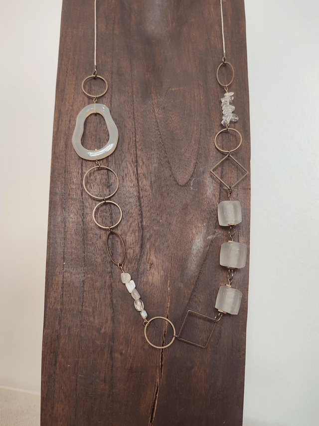 Sautoir blanc : agate, verre transparent, pierres de lune,quartz monté sur fil de lin réglable, anneaux bronze, pièce unique 