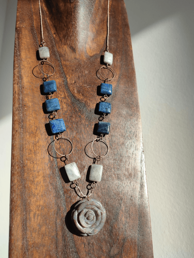 Sautoir fleur en agate et sodalite ( pierres naturelles) monté sur fil de lin réglable, pièce unique 