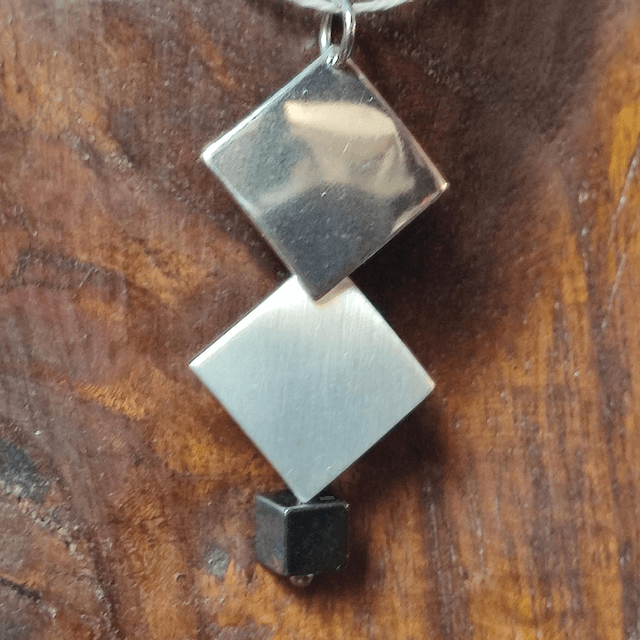 Collier carrés argentés et cube en hématite noire ( pierres naturelles)monté sur fil de lin, chaîne d'extension 