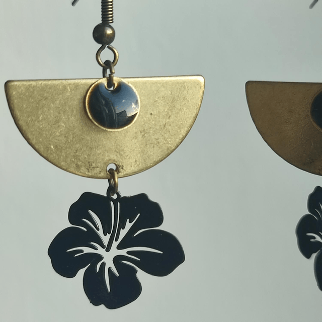 Boucles fleurs d'hibiscus noires,en laiton bronze -sans nickel 