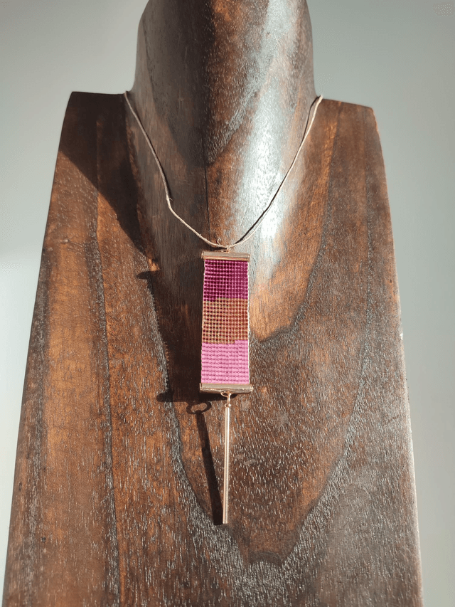 Collier tissé main dégradé de tons roses et or en perles de verre miyuki, monté sur fil de lin réglable avec chaîne d'extension dorée, pièce unique 