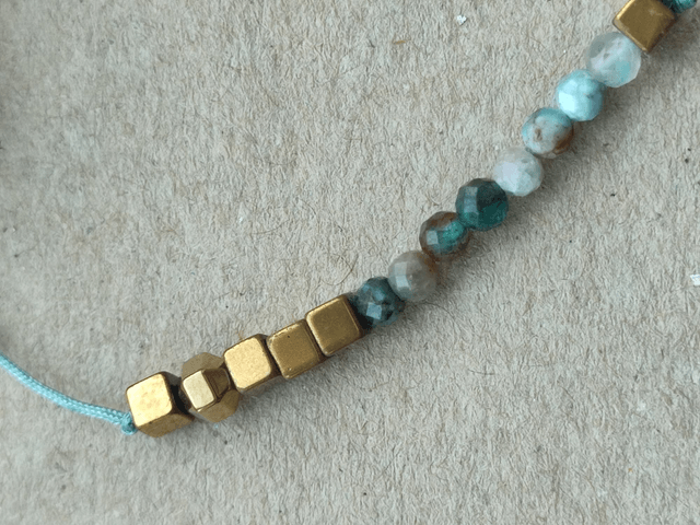 Z- Bracelet carré email et perles en turquoise véritable (pierres naturelles), monté sur fil de jade, très résistant, pièce unique 