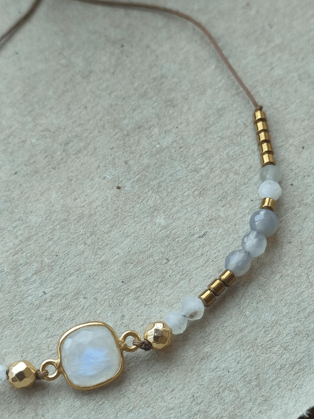 Z-Bracelet nacre et pierres de lune ( pierres naturelles) monté sur fil de jade, très résistant, pièce unique 
