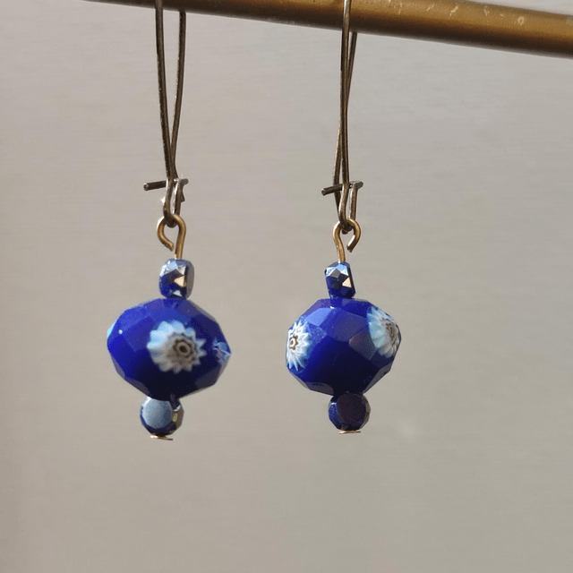 Dormeuses "millefiori" en verre bleu avec petites fleurs, laiton bronze, pièce unique, sans nickel 