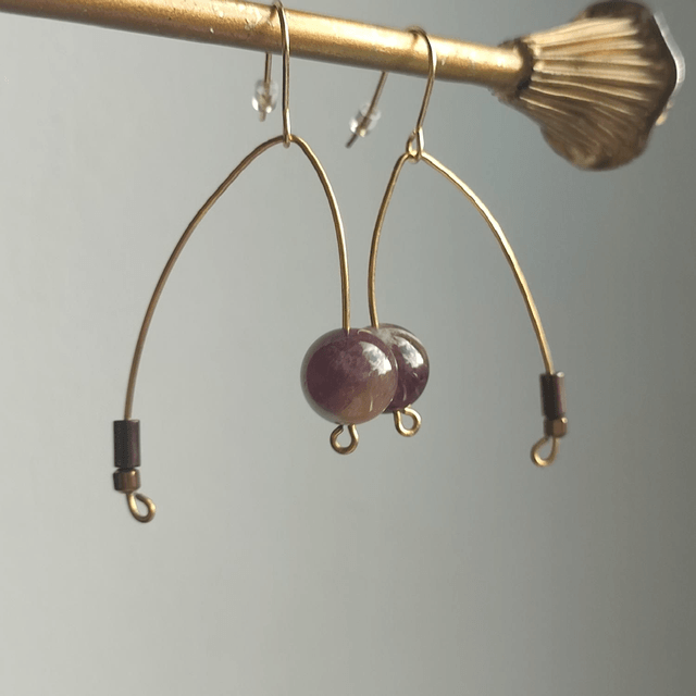 Boucles asymétriques améthyste et hématite : pierres naturelles 