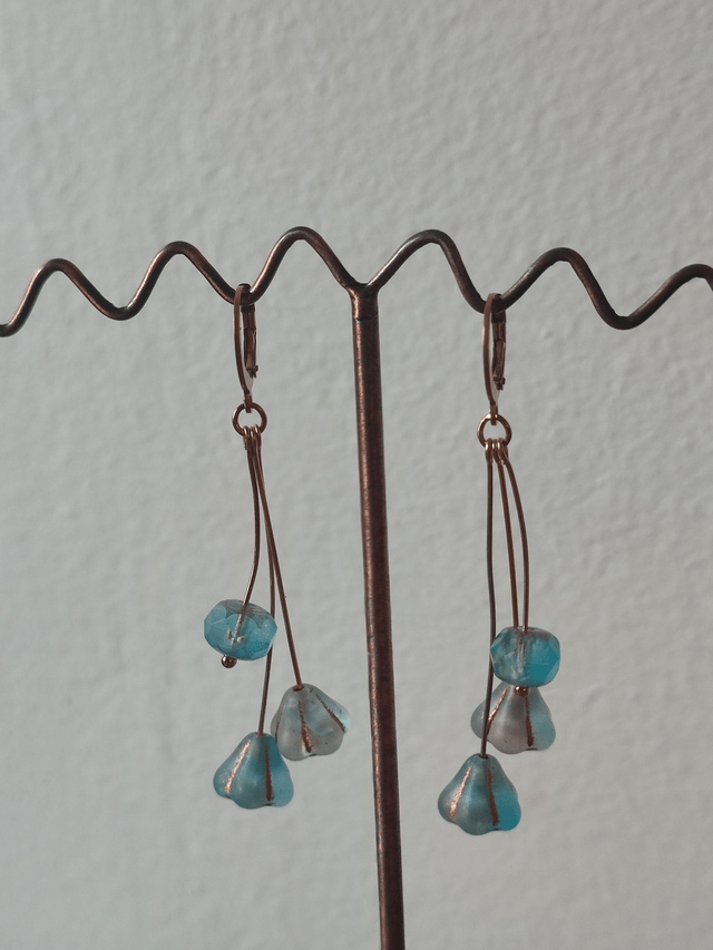 Z-Dormeuses jolies fleurs bleues en verre dégradé de bleu , acier inoxydable doré, pièce unique -sans nickel 