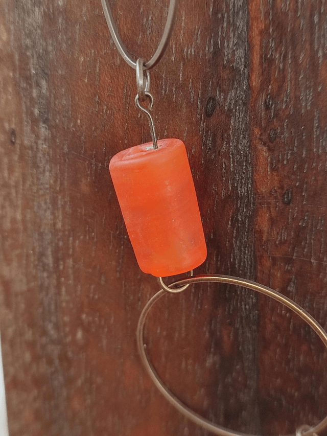 Sautoir verre, bois, céramique orange -rose, anneaux bronze réglable pièce unique 