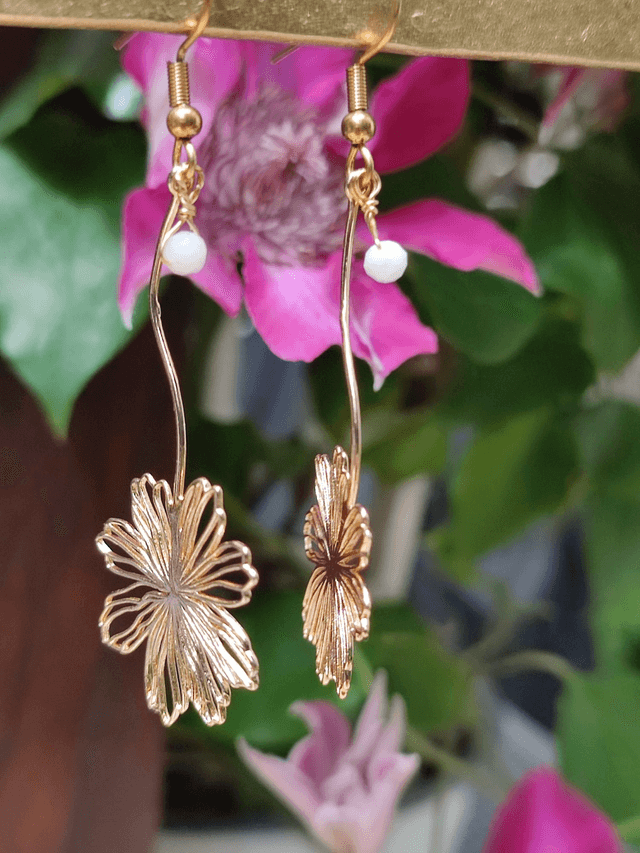 Z-Boucles d'oreilles fleurs dorées &perles en pierre de lune montées sur fermoirs en acier inoxydable doré -sans nickel -piece unique 