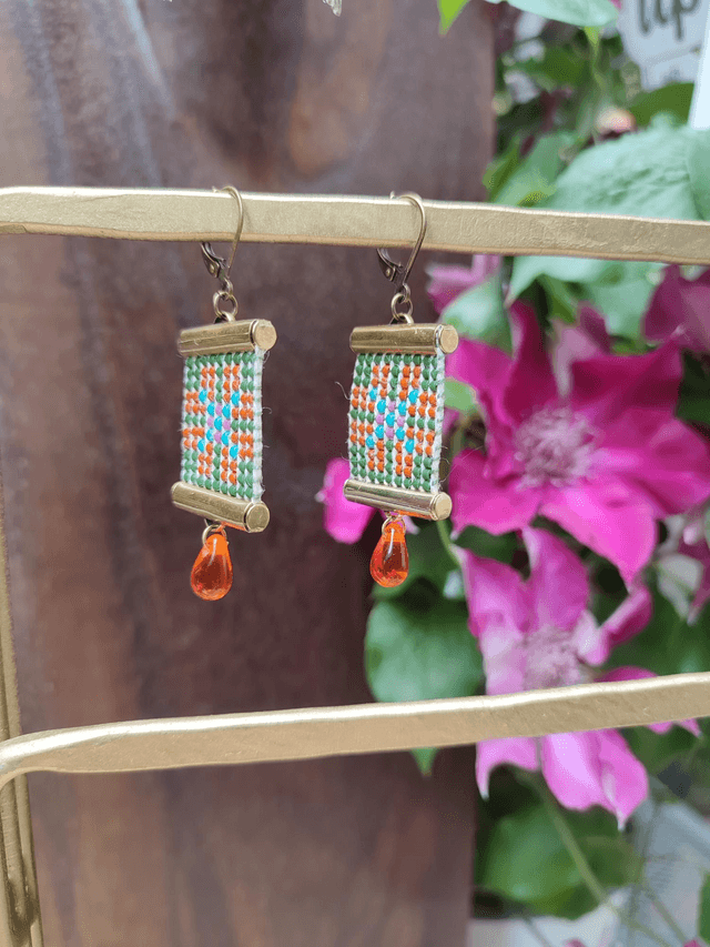 Z- Boucles d'oreilles " fleur "verre miyuki tissées main sur fil de lin avec goutte en verre orange - sans nickel - pièce unique 