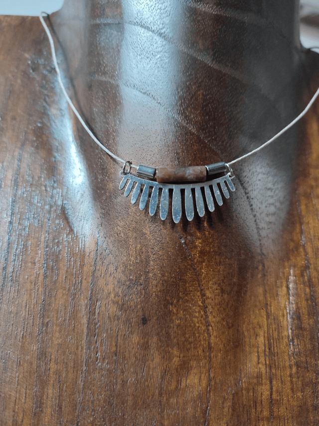 Collier agate indienne et pendentif en acier inoxydable argenté monté sur fil de lin avec chaîne d'extension, pièce unique 