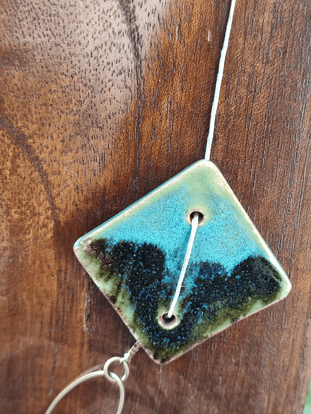 Céramique "artisanale" grès émaillé turquoise & vert, collier long monté sur fil de lin réglable - pièce unique -