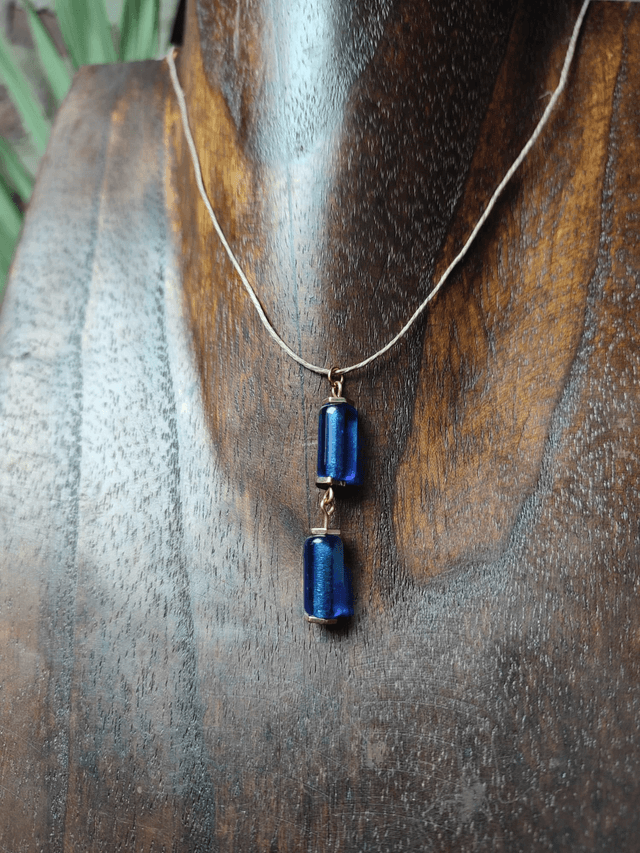 Z-Collier pendentif en verre bleu Klein monté sur fil de lin avec chaîne d'extension en acier inoxydable doré, pièce unique 