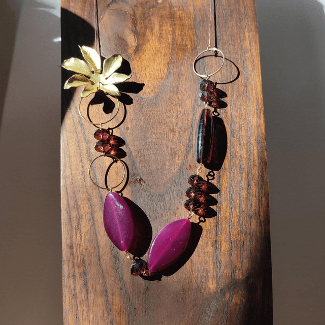Fleur dorée, agate & verre violine monté sur fil de lin réglable, pièce unique 