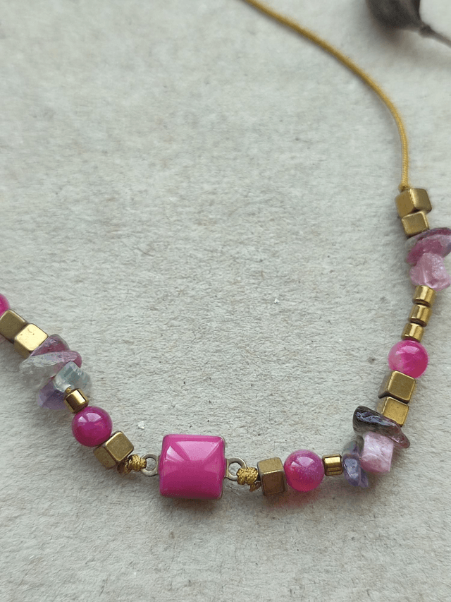 Z-Bracelet carré en émail rose fushia, perles en agate,fluorite, tourmaline ( pierres naturelles) monté sur fil de jade très résistant, pièce unique 