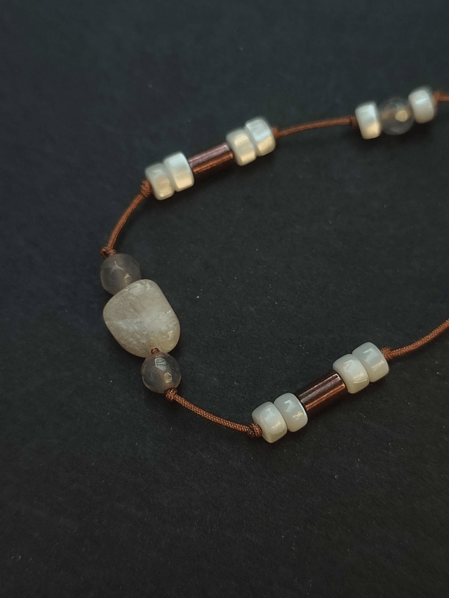 Bracelet en pierre de lune , agate , nacre ( pierres naturelles) réglable sur fil de jade