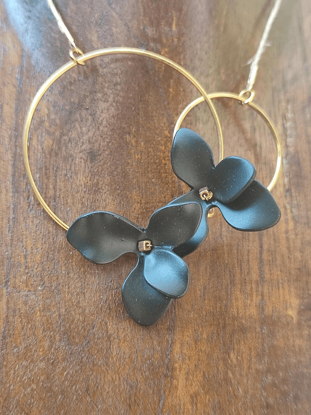 Z- Collier fleurs noires et cercles dorés en acier inoxydable monté sur fil de lin avec chaîne d'extension 