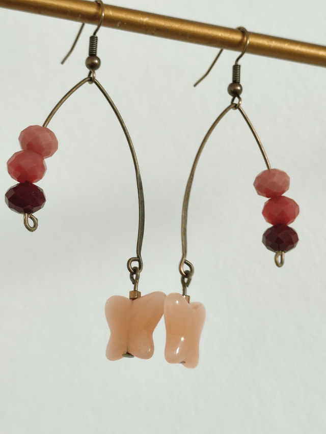 Boucles "papillon" en verre,tons de pêche,bordeaux, laiton bronze -sans nickel pièce, unique 