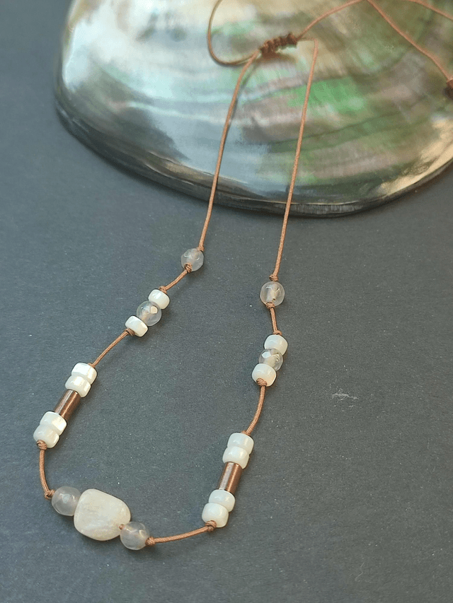 Bracelet en pierre de lune , agate , nacre ( pierres naturelles) réglable sur fil de jade