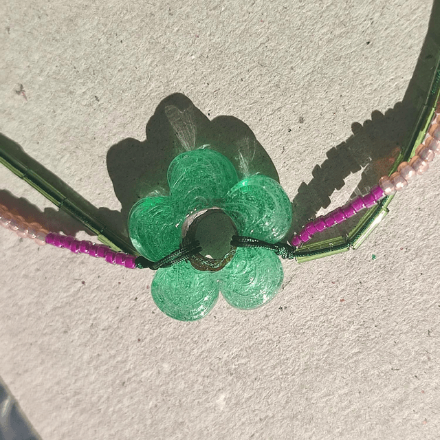Bracelet fleur en verre de Murano et perles en verre rose,vert, résistant et réglable 