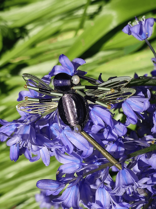 Z-Broche libellule, perles en verre violine, pièce unique 