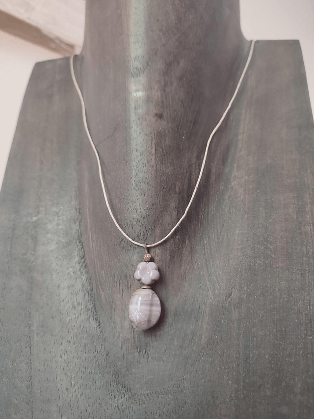 Collier fleur et perles en verre violine monté sur fil de lin réglable avec chaîne d'extension 